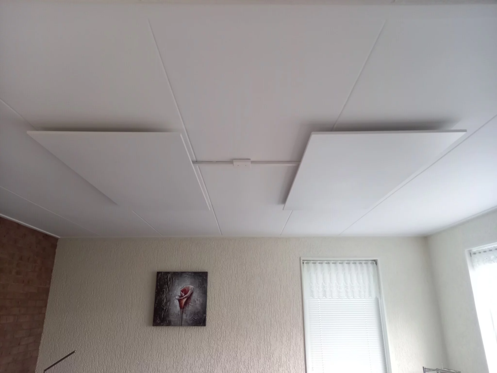 panelen monteren op plafond, infrarood panelen aan het plafond